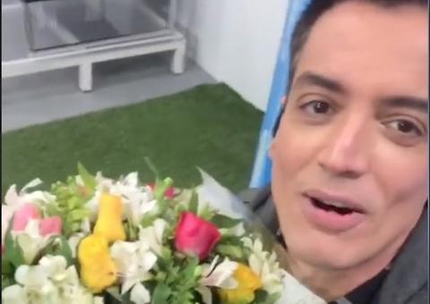 Leo Dias volta ao ‘Fofocalizando’ após reabilitação