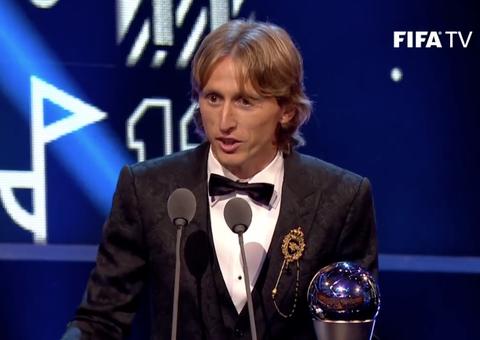 Croata Luka Modric leva o prêmio de Melhor do Mundo da Fifa 
