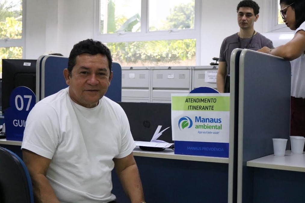 Aposentados e pensionistas recebem atendimento itinerante com serviços de água e luz em Manaus