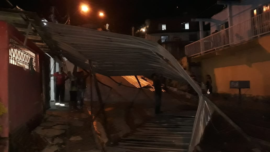 Forte temporal destelha casas e deixa criança ferida em Manaus