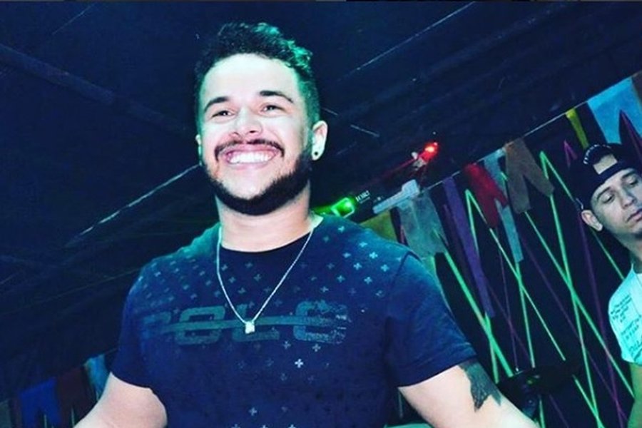 Cantor sertanejo dá facadas na cabeça de cliente que assediou mulher dele durante show