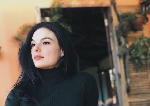 Isis Valverde exibe barrigão de grávida na reta final da gravidez