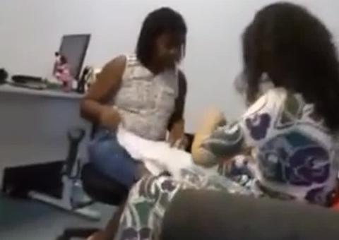 Diretora de UPA é flagrada fazendo as unhas durante o expediente