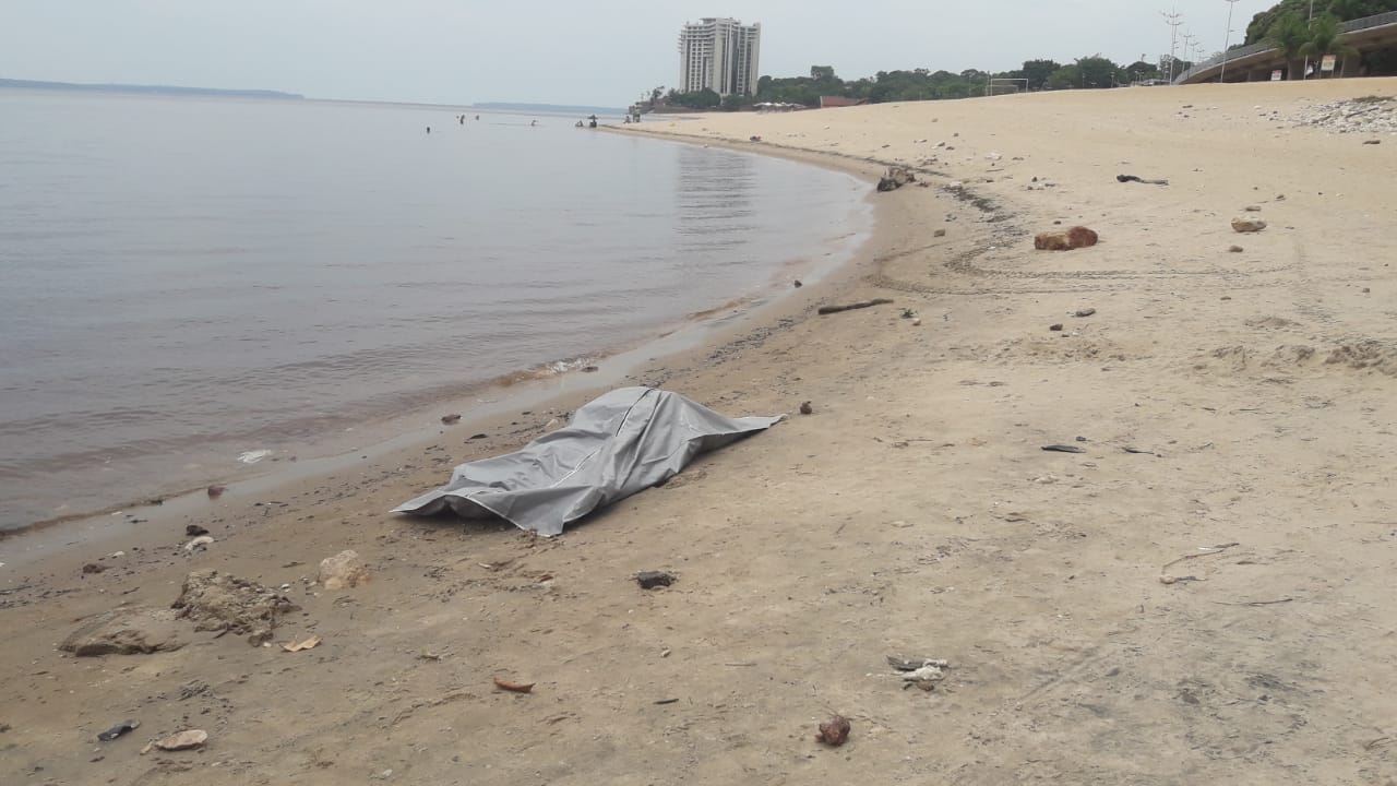 Corpo de mulher é encontrado na praia da Ponta Negra 