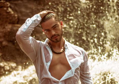 Ator Sidney Sampaio exibe corpo sarado nas cachoeiras de Presidente Figueiredo