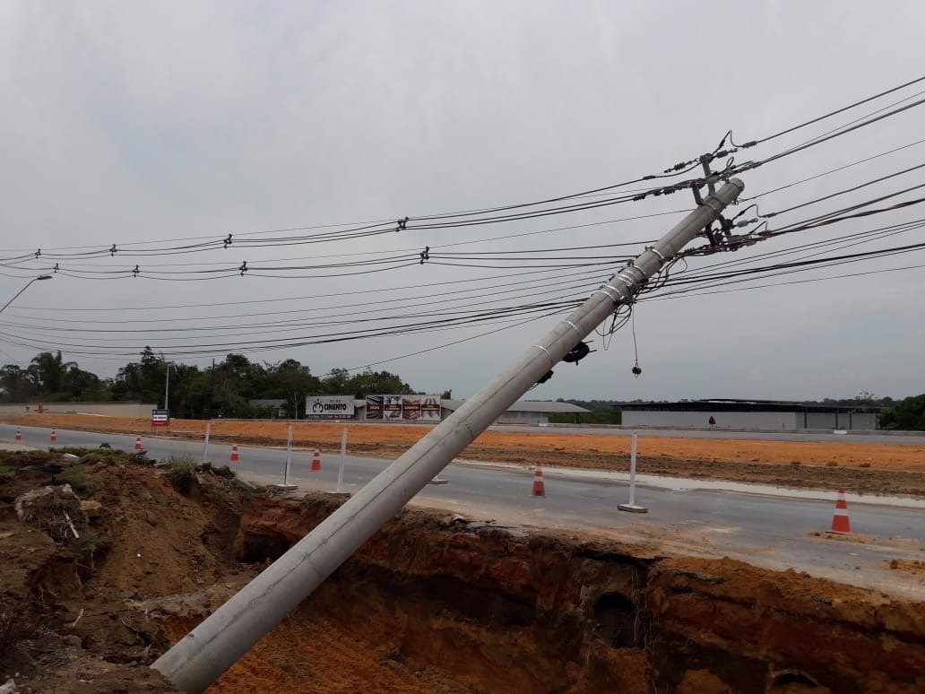 Mais de 3,5 mil casas e comércios ficam sem energia após poste tombar em Manaus