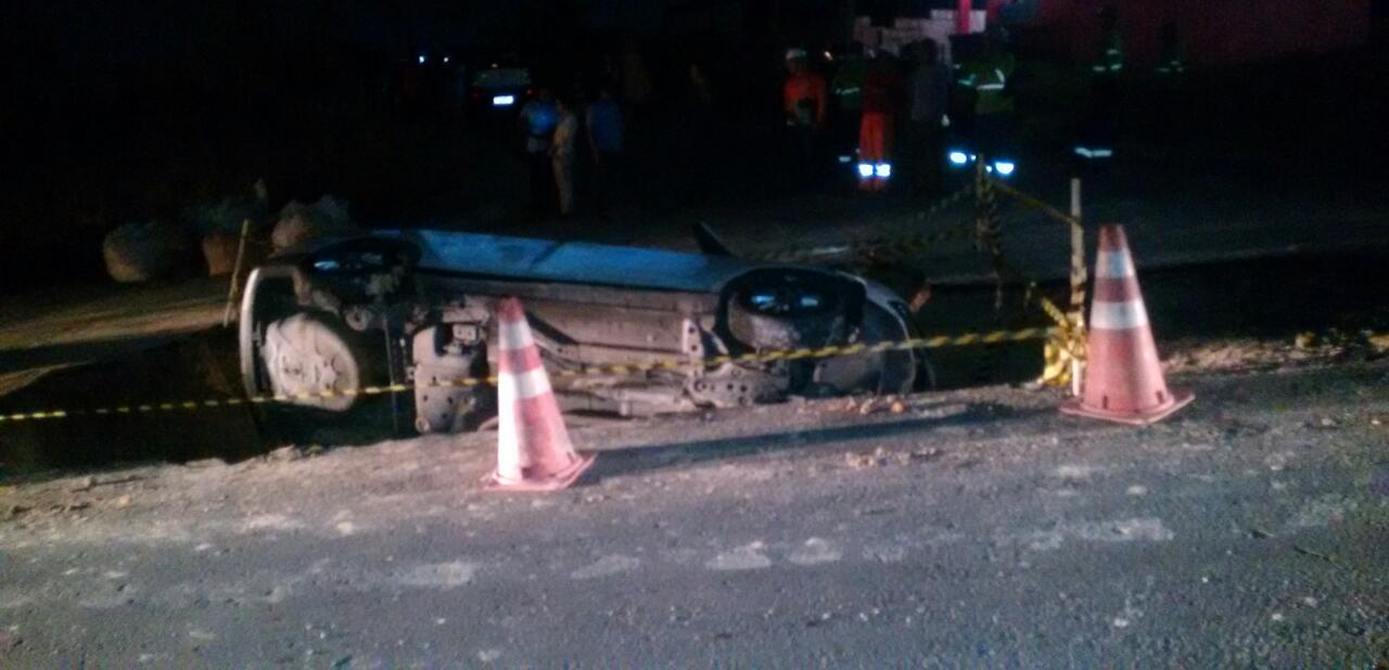 Após sair do trabalho, jovem fica ferido ao cair com carro em buraco em Manaus 