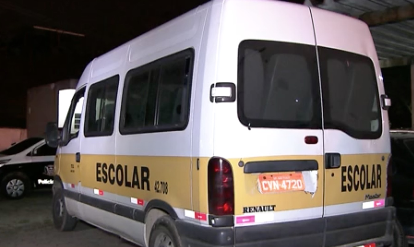 Menino de três anos é atingido por bala perdida dentro de van escolar