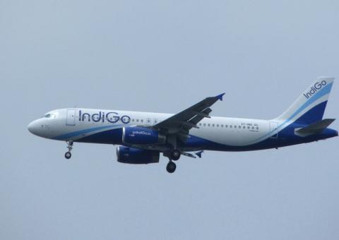 Homem é expulso de avião ao tentar entrar em cabine para carregar celular