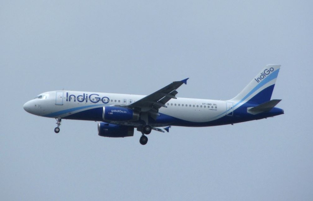 Homem é expulso de avião ao tentar entrar em cabine para carregar celular