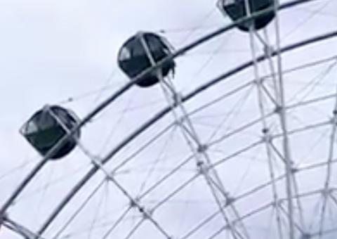 Mãe deixa filho de 5 anos sozinho em roda-gigante e criança acaba pendurada