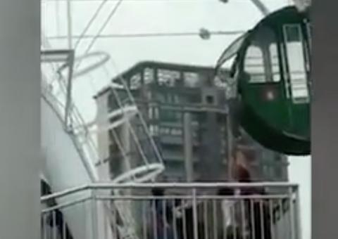 Sozinha em brinquedo, criança de cinco anos fica pendurada pelo pescoço em roda gigante