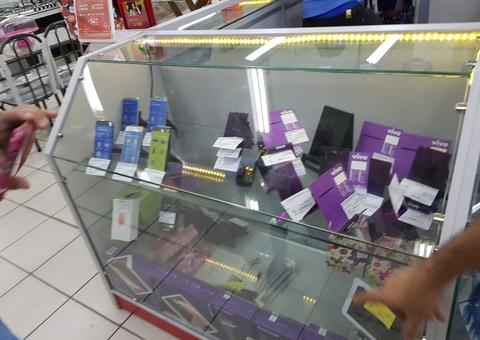 Trio armado invade loja e rouba mais de 10 celulares em shopping de Manaus 