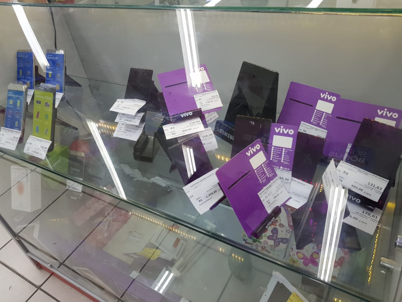 Trio armado invade loja e rouba mais de 10 celulares em shopping de Manaus 