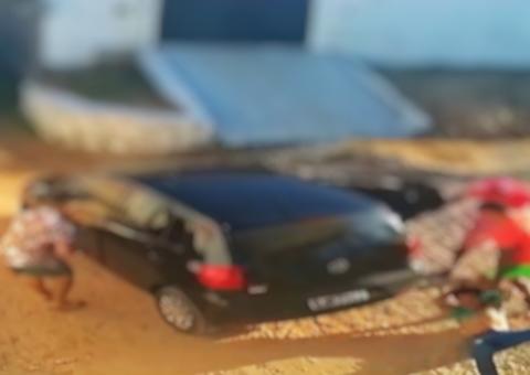 Vídeo flagra momento que grupo arrasta jovem para ser assassinado a tiros