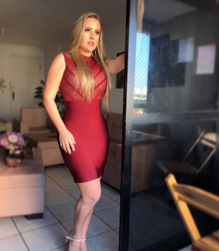 Ex-bbb Patrícia exibe corpo após recauchutagem