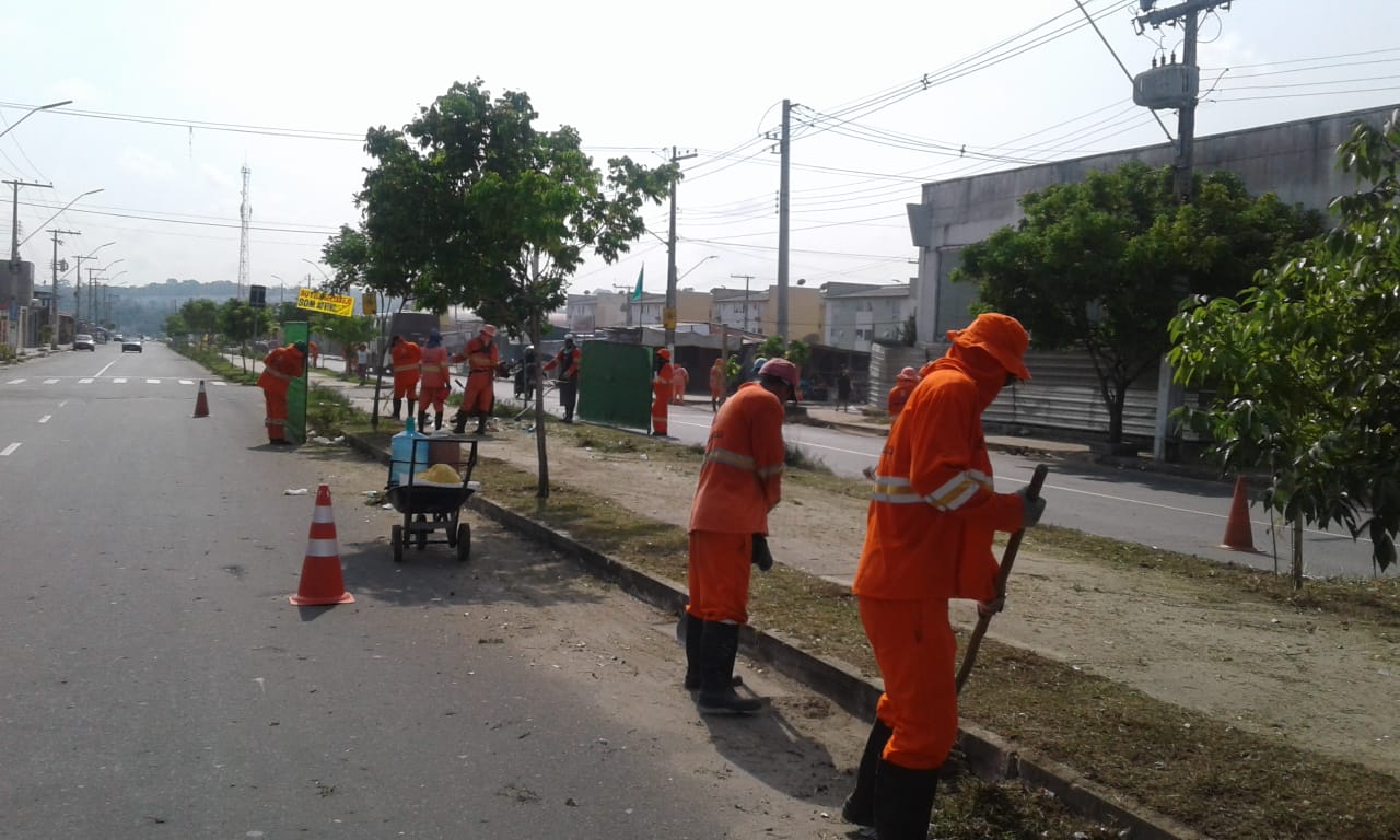 Bairro de Manaus recebe mutirão de limpeza com coleta de entulhos e jardinagem