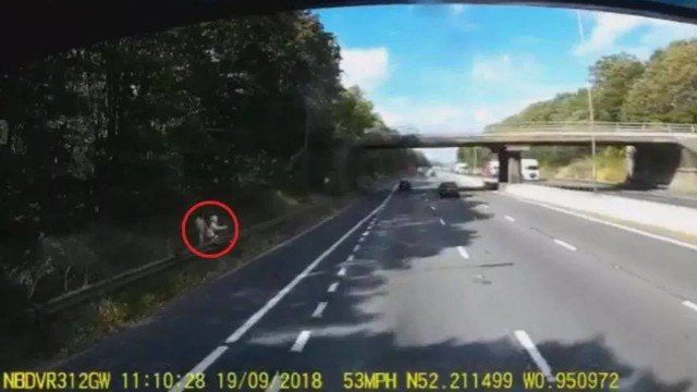 Homem é flagrado realizando fetiche sexual bizarro em rodovia