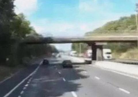 Homem é flagrado realizando fetiche sexual bizarro em rodovia