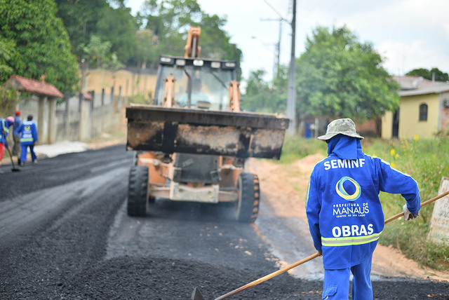 Mais de 20 ruas de bairro em Manaus passam por recapeamento