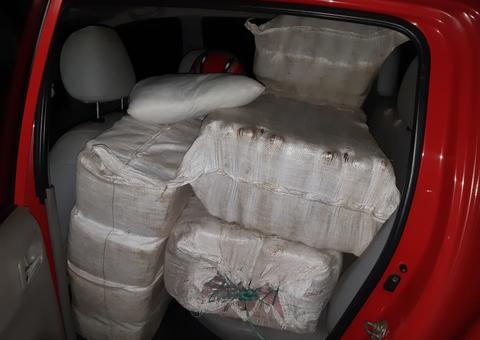 No Amazonas, dupla é presa com quase 200kg de drogas escondidas em picape