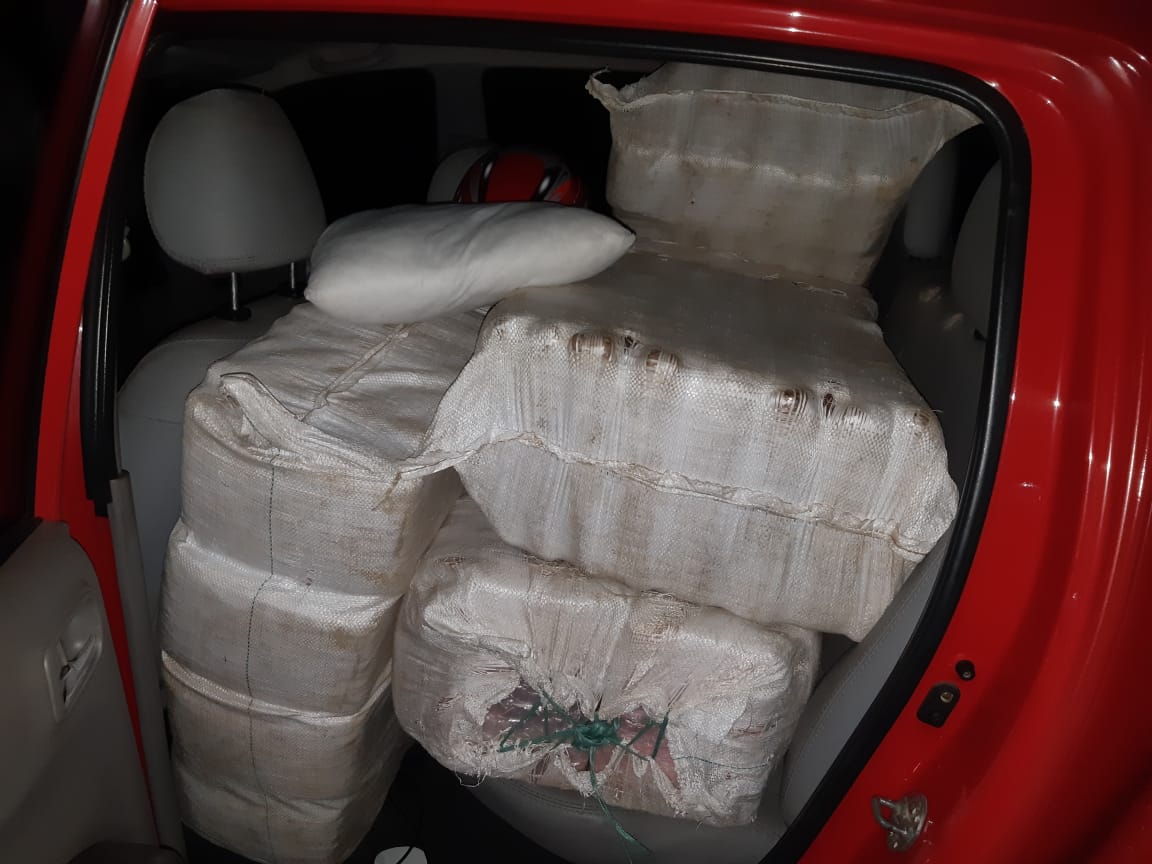 No Amazonas, dupla é presa com quase 200kg de drogas escondidas em picape
