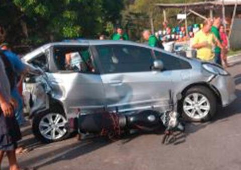 Acidente entre entre carros e moto deixa duas pessoas feridas em Manaus