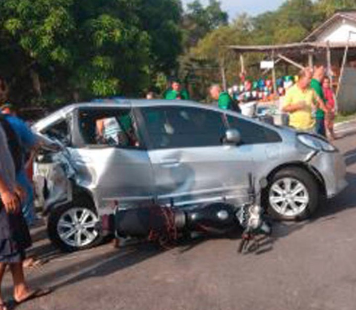 Acidente entre entre carros e moto deixa duas pessoas feridas em Manaus