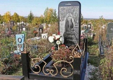 Jovem morre aos 25 anos e família faz lápide em forma de iPhone gigante