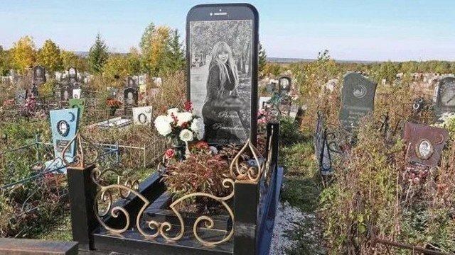 Jovem morre aos 25 anos e família faz lápide em forma de iPhone gigante