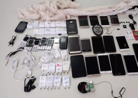 Duas mulheres são presas ao tentar entrar com quase 20 celulares em presídio