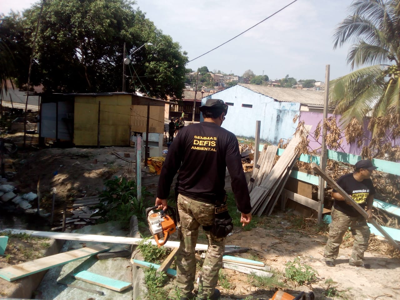 Em Manaus, barrancos são demolidos e moradores recebem multa de R$ 5,3 mil