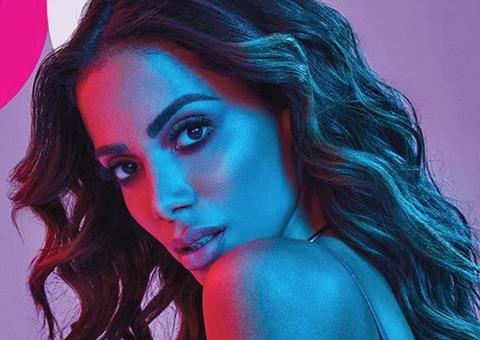 Capa de revista no México, Anitta posa de fio-dental e topless