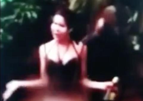 Vídeo mostra travesti sendo socorrida após invadir zoológico e pular no recinto das onças