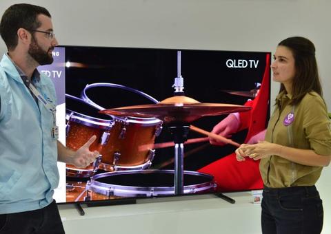 Rebecca Garcia visita fábrica do Distrito Industrial 