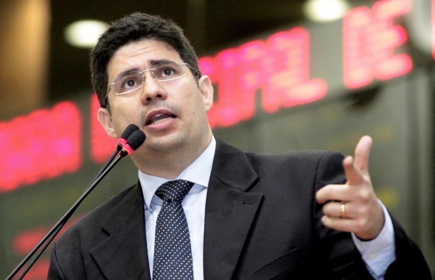 Hissa Abrahão diz: 'o povo não pode eleger ao Senado quem teve oportunidade de fazer e não fez’