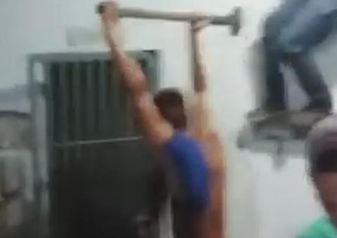 Vídeo mostra momento em que populares quebram cela com marreta para linchar suspeito de homicídios 
