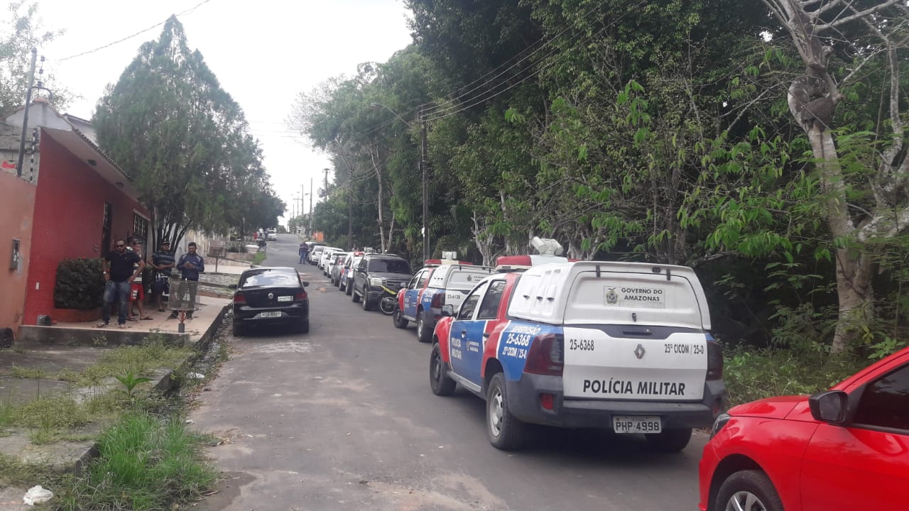 Com faca cravada no olho, motorista de aplicativo é achado morto em matagal de Manaus