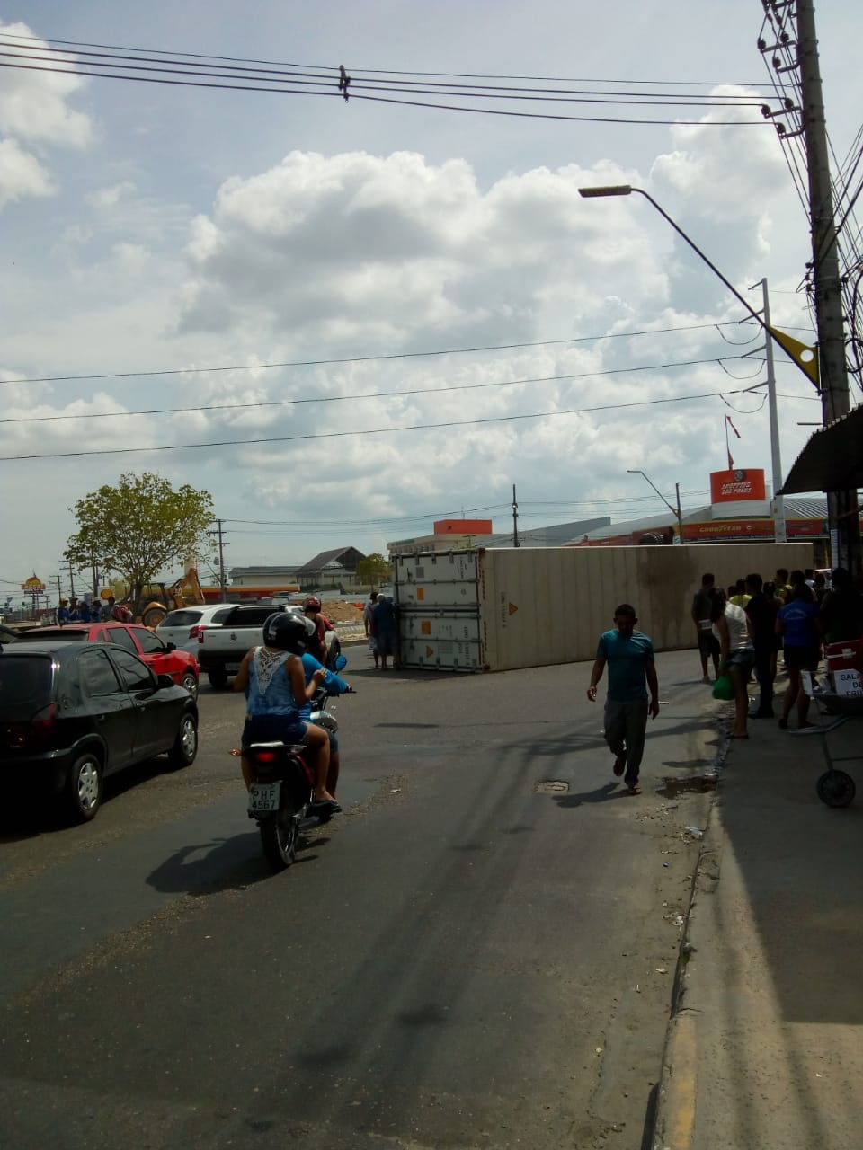 Contêiner cai em avenida de Manaus e prejudica trânsito