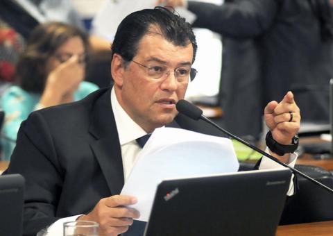 Eduardo Braga chama de politiqueiro decreto presidencial com novas alíquotas do IPI 