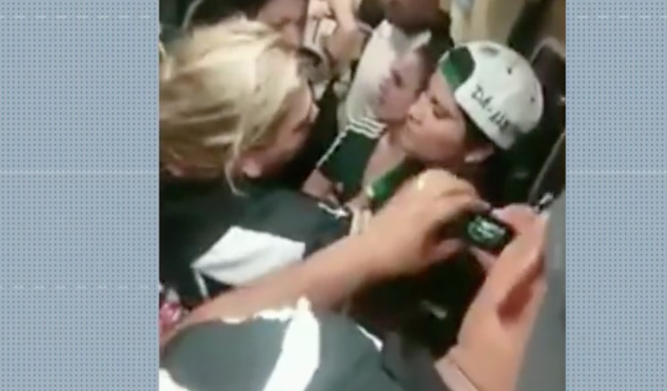 Torcedora do Corinthians que agrediu palmeirense é identificada e demitida de empresa