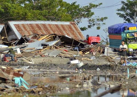 Terremoto seguido de tsunami deixa 400 mortos e mais de 500 feridos na Indonésia