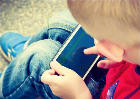 Duas horas é o tempo máximo que crianças de 5 a 13 anos devem passar em frente da tela do celular