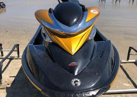 Dupla finge alugar motos aquáticas e desaparece após fugir pelo mar 