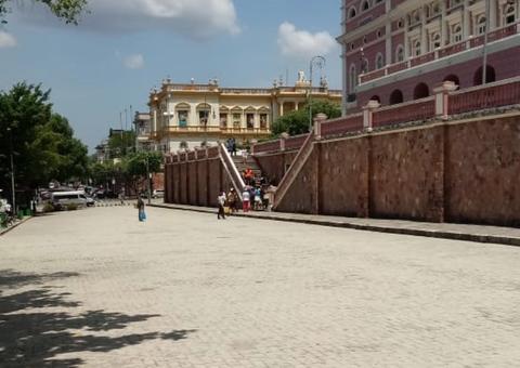 Homem é baleado nas escadas do Teatro Amazonas após roubo no Centro