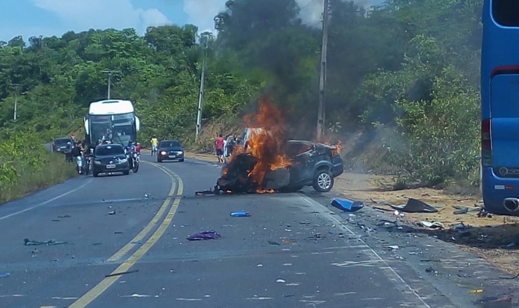 Acidente gravíssimo na estrada de Itacoatiara deixa mortos, vídeo 