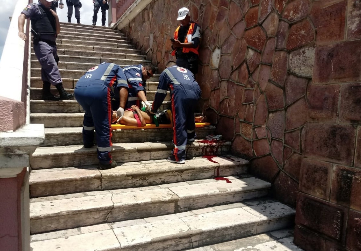 Homem é baleado nas escadas do Teatro Amazonas após roubo no Centro