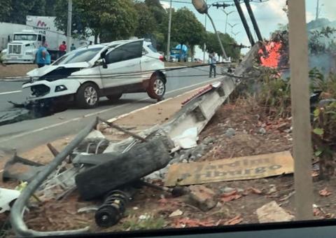 Carro derruba poste em acidente e causa congestionamento em avenida de Manaus