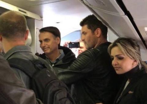 Voo com Bolsonaro para o Rio tem tumulto entre apoiadores e críticos da campanha