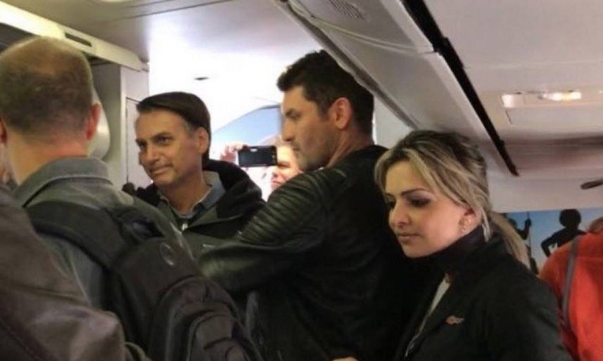 Voo com Bolsonaro para o Rio tem tumulto entre apoiadores e críticos da campanha
